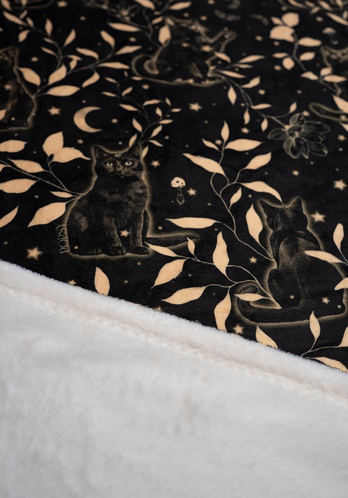 Extra Long Glowing Cats Print Plush Throw Blanket (Pop-Under)