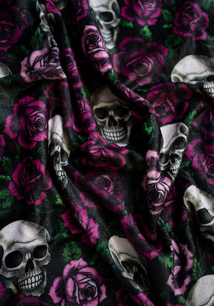 Extra Long Gothic Skull &amp; Roses Print Plush Throw Blanket (Pop-Under)