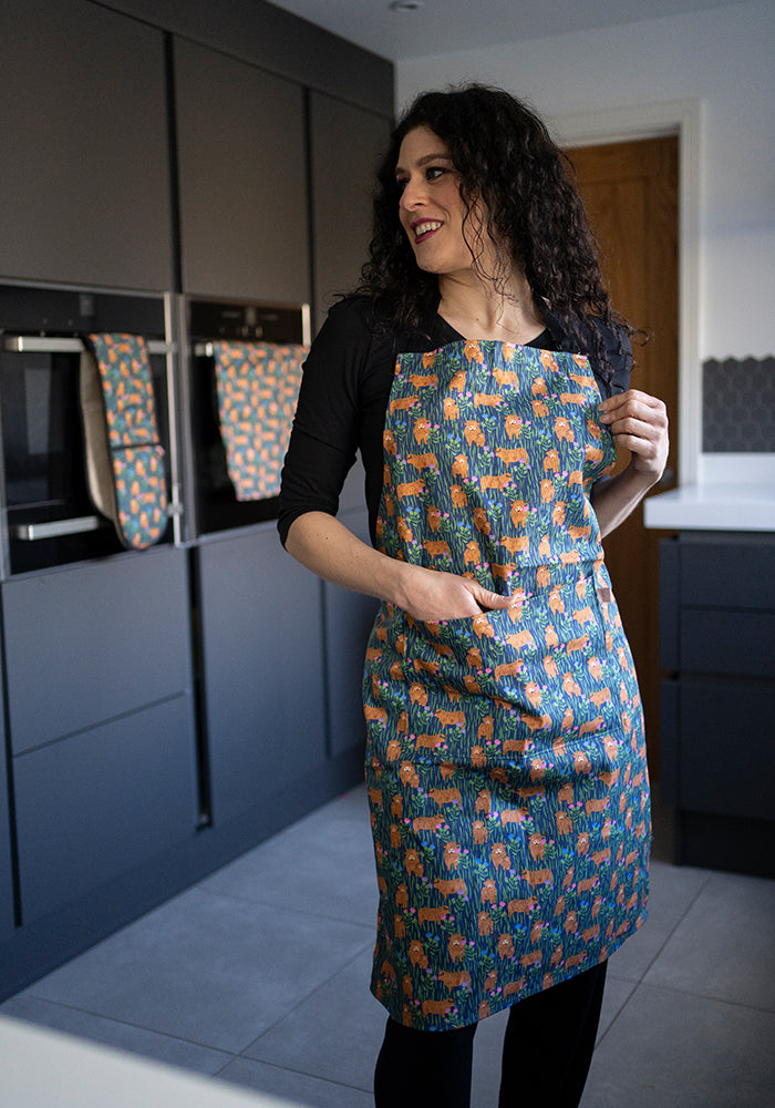 Third angle of Highland Cow Print Popsy Apron