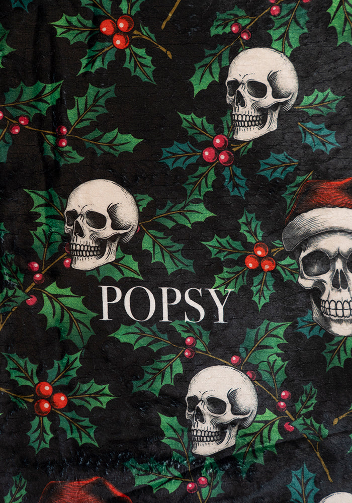 Holly &amp; Skulls Print Plush Throw Blanket (Pop-Under)