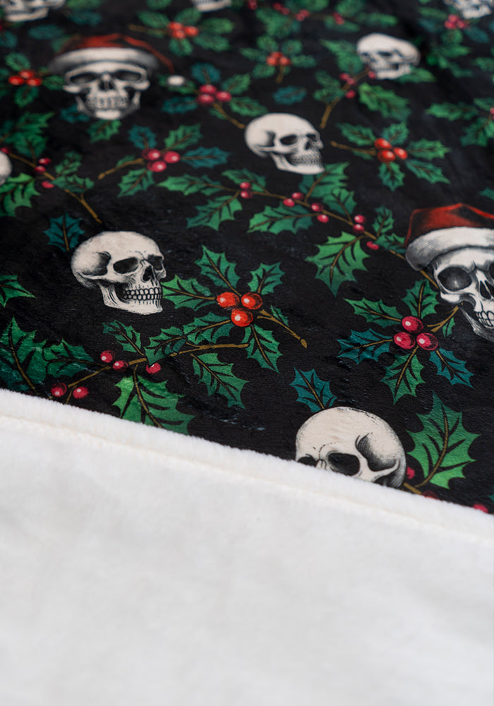 Holly &amp; Skulls Print Plush Throw Blanket (Pop-Under)