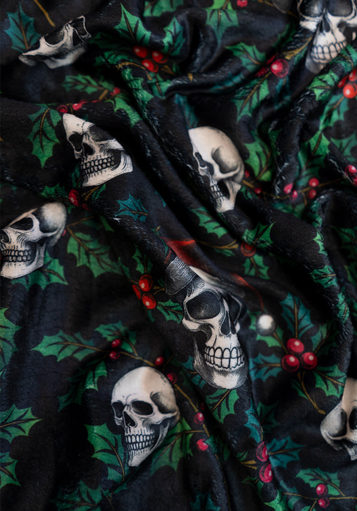 Holly &amp; Skulls Print Plush Throw Blanket (Pop-Under)