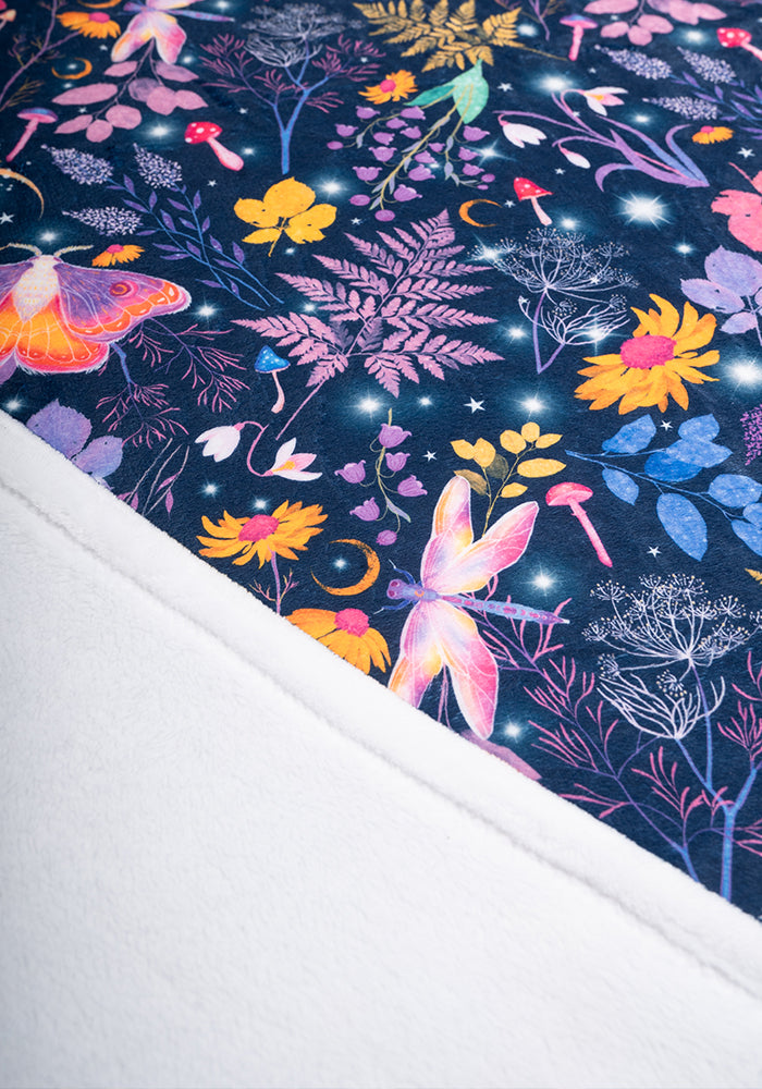 Pop-under Purple Magical Moth Print Plush Blanket