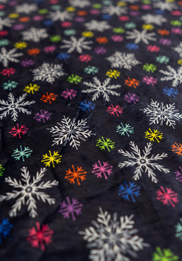 Multi Colour Snowflakes Print Plush Throw Blanket (Pop-Under)