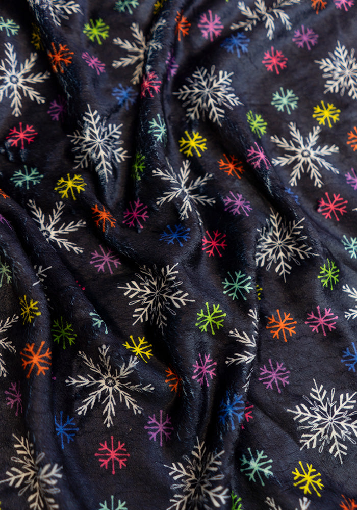 Multi Colour Snowflakes Print Plush Throw Blanket (Pop-Under)