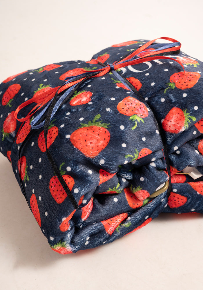 Pop-under Strawberries Print Plush Blanket