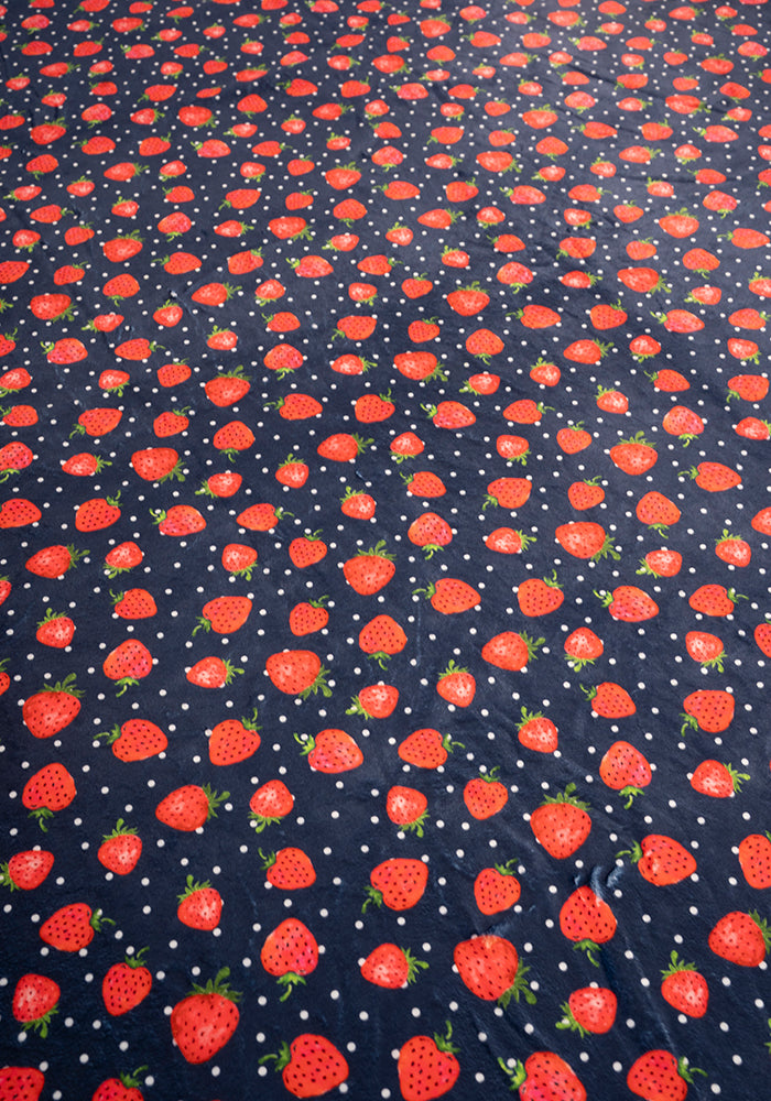 Pop-under Strawberries Print Plush Blanket
