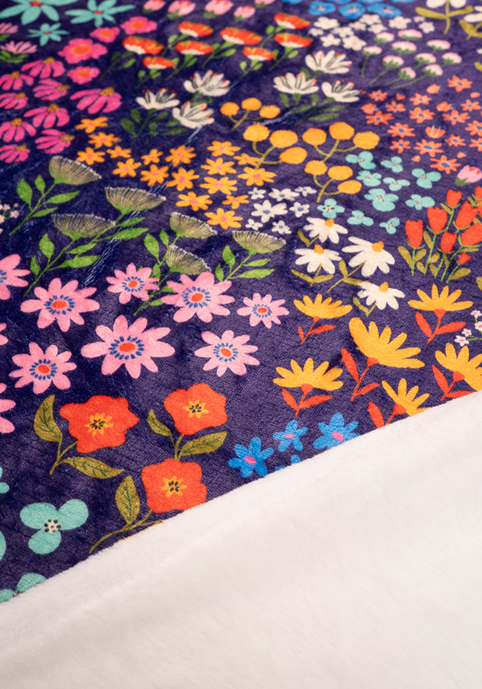 Seventh angle of Pop-under Wild Flower Print Plush Blanket