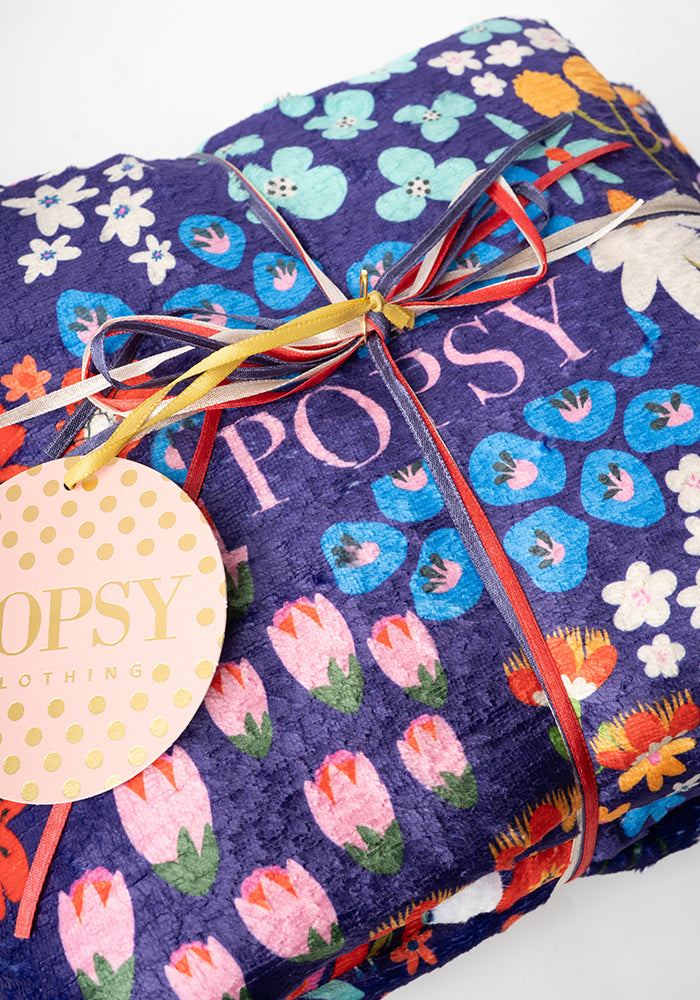 Third angle of Pop-under Wild Flower Print Plush Blanket
