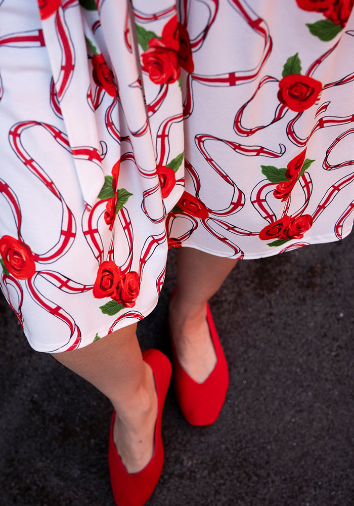 Fourth angle of White England Print Gathered Waist Jersey Dress, a white dress with a romantic English print.